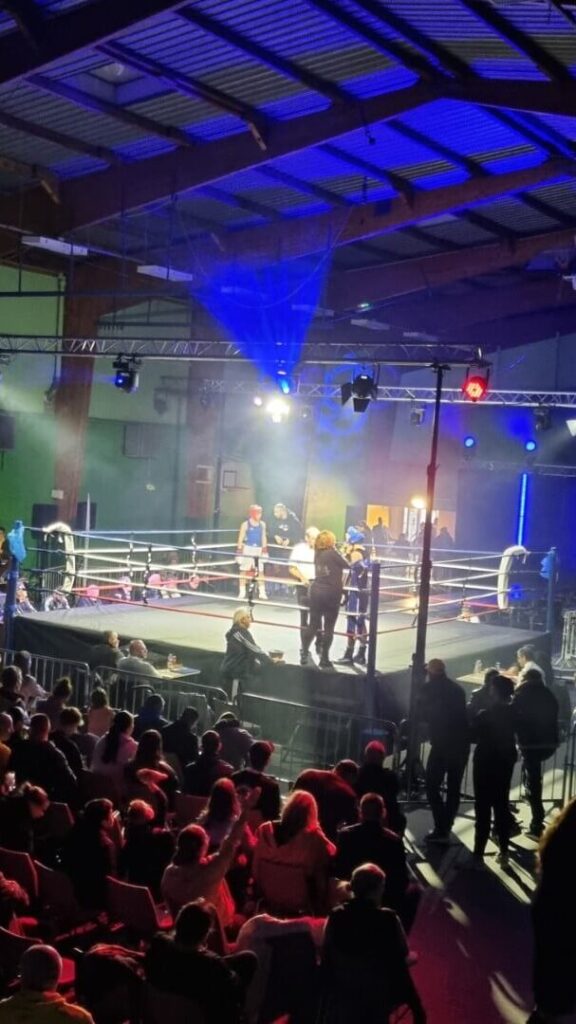 Installation d'un éclairage pour un combat de boxe